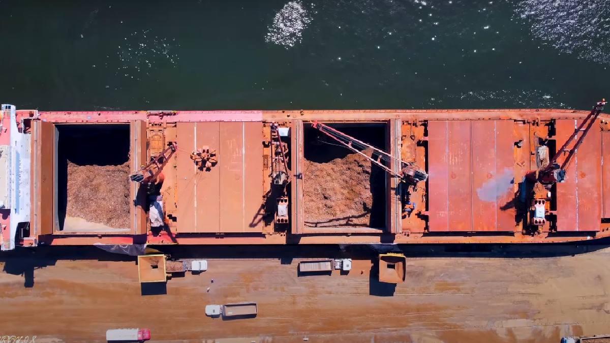 O setor de turismo também impacta o custo de vida. A grande procura por imóveis de temporada eleva os preços do aluguel e dos serviços locais. (Fotos: Repodução/Youtube/@Polychronis Drone)