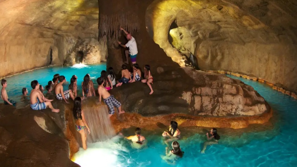 Enigma da pedra - a atração propõe que os pequenos decifrem um enigma em meio as pedras, envolvidos em lagos e cachoeiras, para entrar na Caverna do Lago Azul, com águas aquecidas, tobogãs e cachoeiras - (Divulgação)