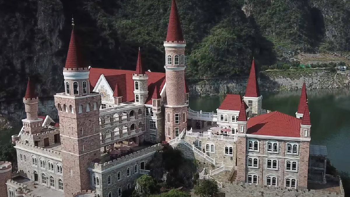 Durante a Dinastia Qin, muitas famílias nobres adotaram o sobrenome Wang para se proteger. Hoje, ele simboliza uma conexão com a realeza chinesa.