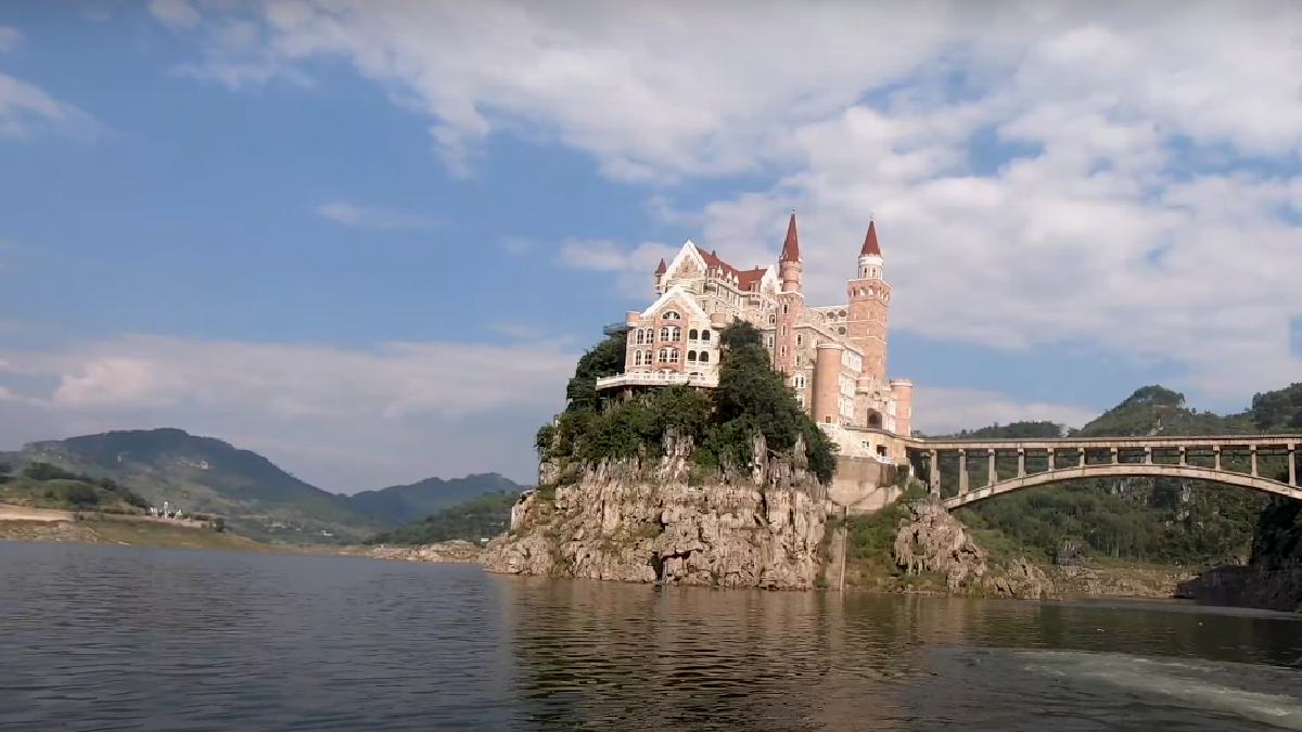 Os sobrenomes são muito mais do que simples registros. Eles contam histórias de famílias, profissões e até de reinos antigos. As fotos a seguir mostram o Fairytale castle, em Guiyang, na China. Embora pareça ter pertencido à realeza, é, na verdade, um hotel.