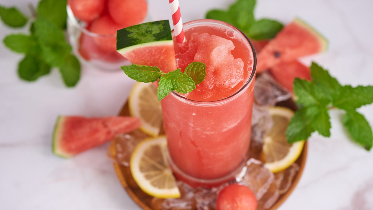 Os sucos detox ajudam, mas para desinchar de forma eficiente é essencial adotar bons hábitos - Foto: jcomp/Freepik