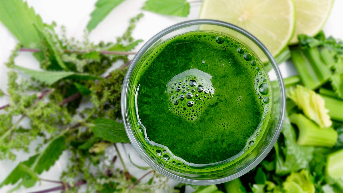 Sucos detox favorecem a desintoxicação hepática e ajudam a equilibrar a retenção líquida, devido aos compostos diuréticos - Foto: Silvia por Pixabay