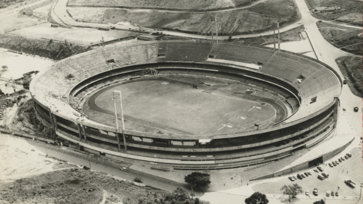 O estádio foi inaugurado parcialmente em 2 de outubro de 1960, com uma vitória do São Paulo sobre o Sporting Clube de Portugal por 1 a 0, gol de Peixinho, originando a expressão "gol de peixinho". Foto: Wikimedia Commons