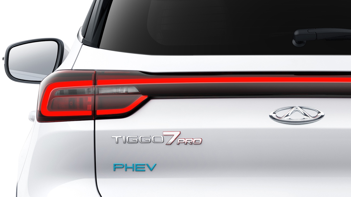 Atrás, as lanternas são unidas por uma faixa em leds, e a inscrição "PHEV" aparece em um vistoso tom azul piscina. /Foto: Divulgação