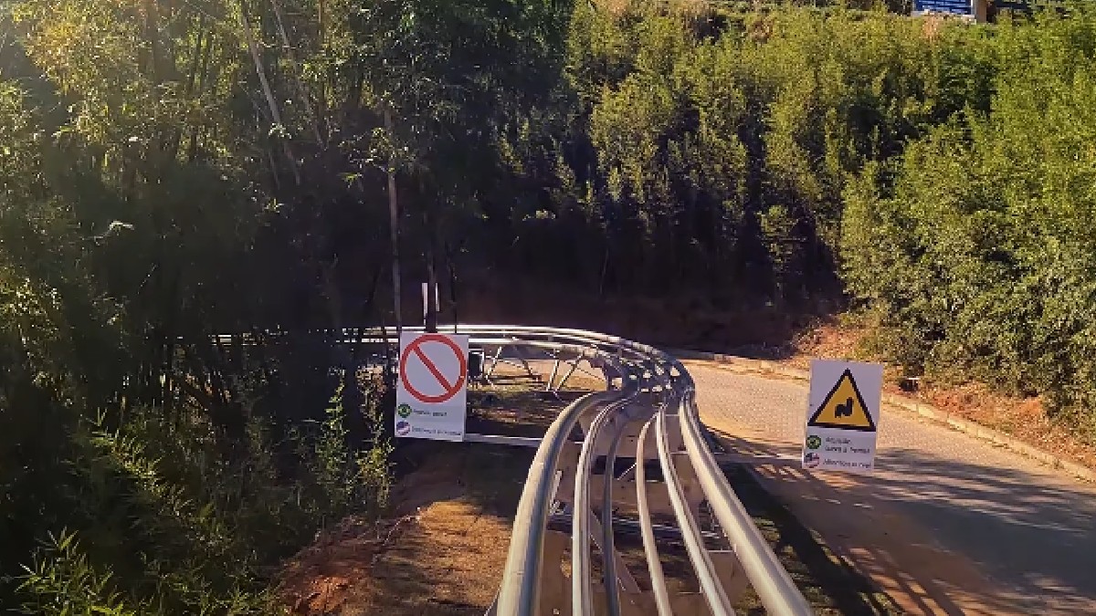 Mesmo que esteja localizado dentro do parque de diversões, os visitantes interessados somente no brinquedo podem comprar ingressos apenas para o trenó de montanha por R$ 54 pelo passeio individual e R$ 84 pelo passeio em dupla - (Reprodução/YouTube)