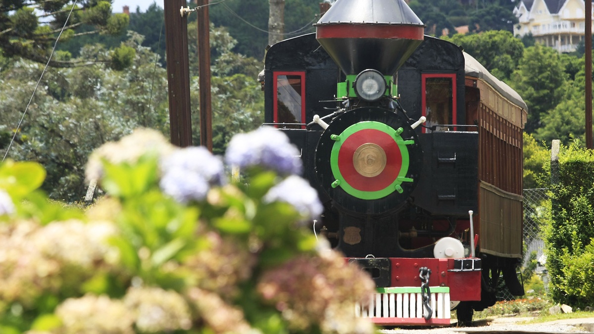 A Estação Eugênio Lefévre é mais um lugar para se conhecer na cidade, ela fica na divisa com o município de Pindamonhangaba. A atração é um ponto de parada para o Bonde que vem da cidade de Campos do Jordão e vai até Pindamonhangaba. Na estação, há lojas de artesanatos e lanchonete e está aberta todos os dias - (Divulgação/Alesp)