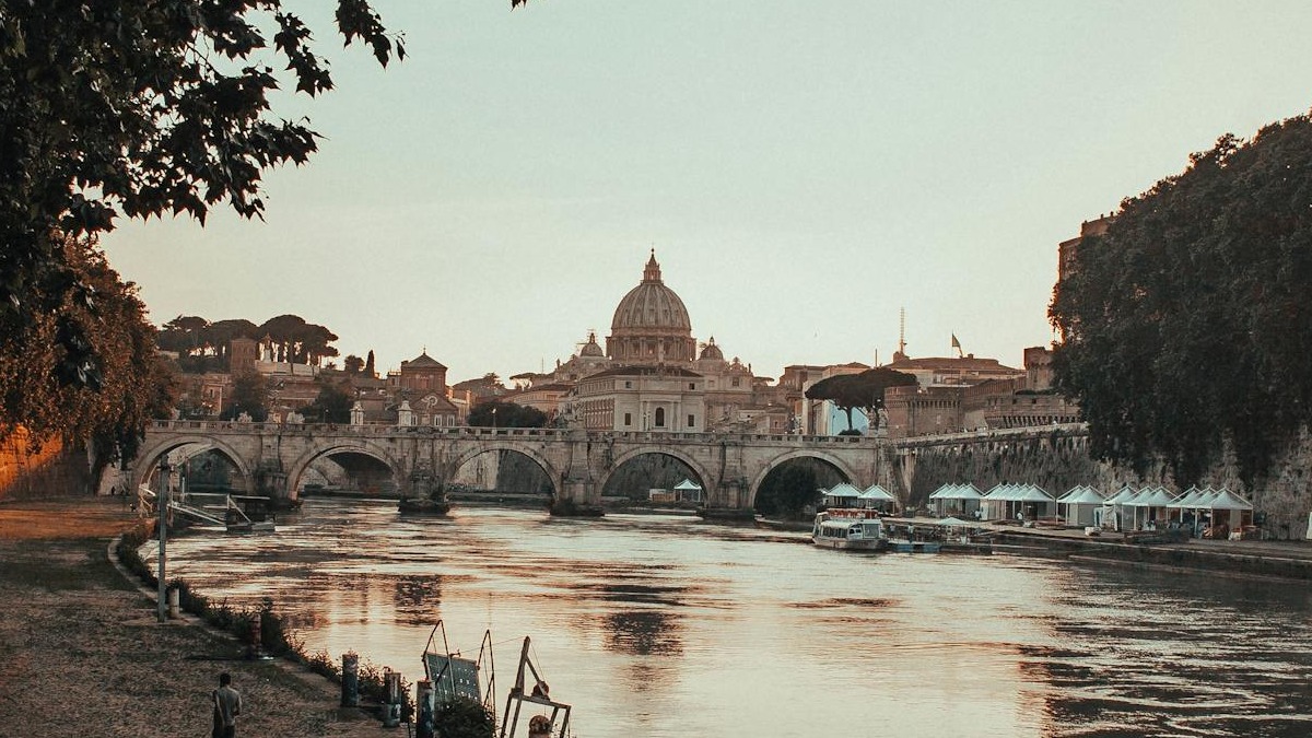 Vaticano - Itália: O Vaticano é, provavelmente, a cidade-Estado mais conhecida da lista, sendo um centro espiritual da Igreja Católica. Localizado dentro de Roma, na Itália, o território é governado pelo Papa e possui suas próprias leis e administração - (Josh Hild/Pexels)