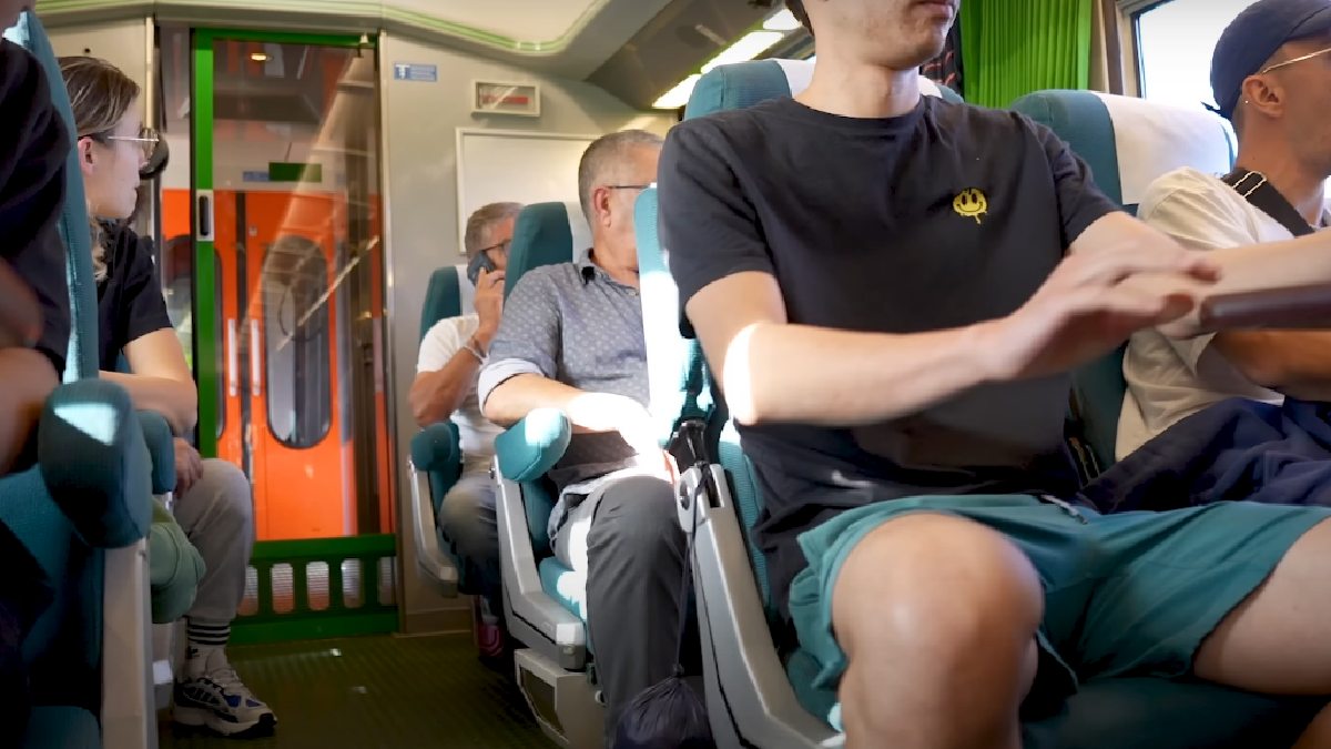 De Portugal a Cingapura de trem? Sim, é possível! A viagem dura cerca de 21 dias e oferece paisagens incríveis, passando por cidades icônicas como Paris, Moscou e Pequim.