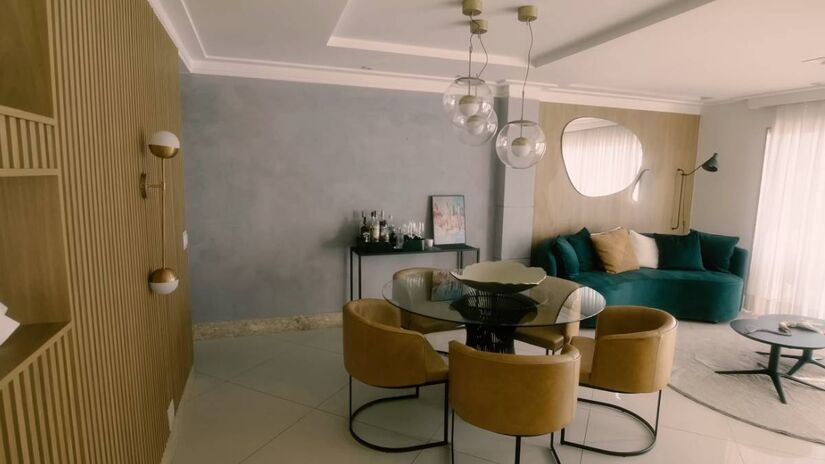 A sala do apartamento era o cantinho de calmaria, com um sofá de veludo verde que foi inspirado no estilo de Rafa Kalimann.
