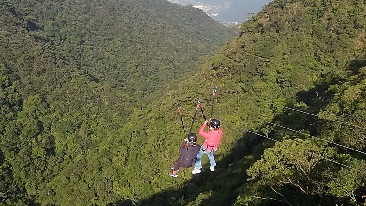 Outra opção é a Tirolesa Voo da Serra, com 500 metros de extensão e uma altura de 110 metros, que funciona de quarta a domingo das 8h às 16h20 - (Divulgação/Caminhos do Mar)