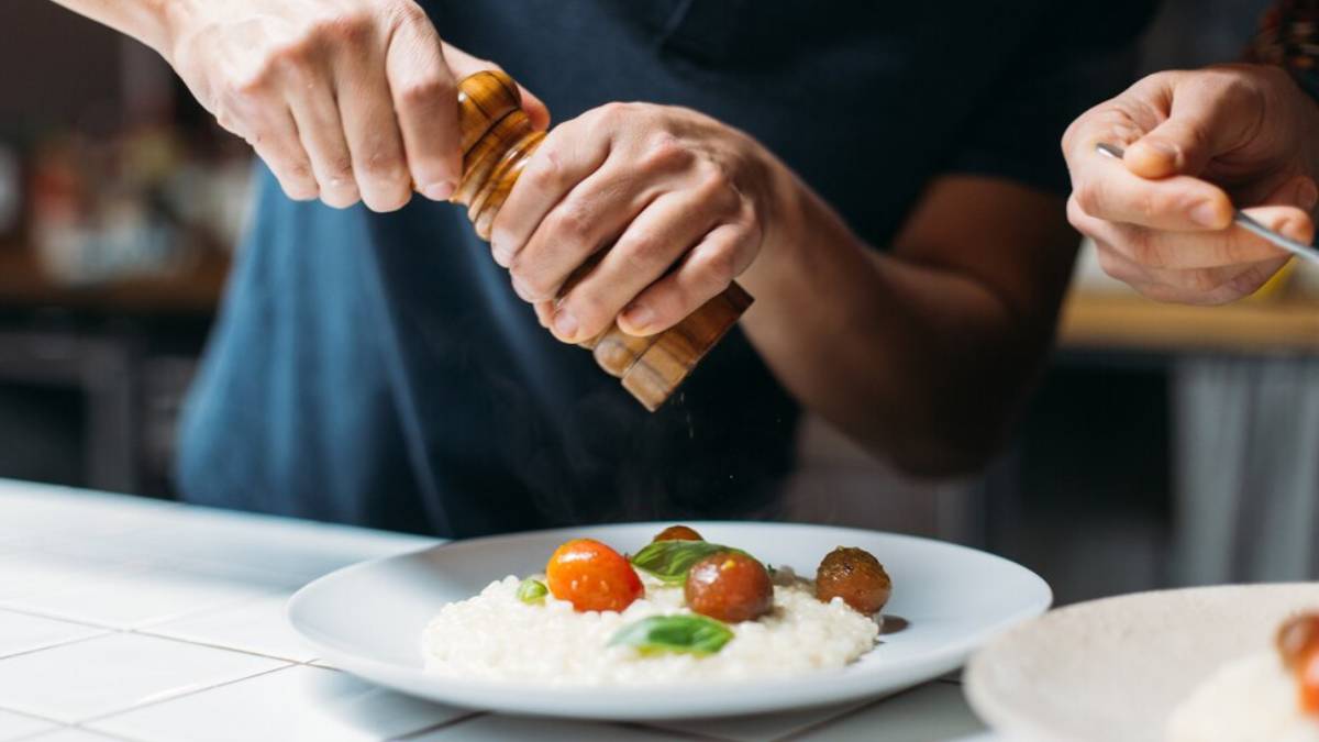 "Quando o arroz é cozido e depois esfriado, a quantidade de amido resistente aumenta. Isso ajuda a evitar picos de glicose no sangue", explicam os especialistas.