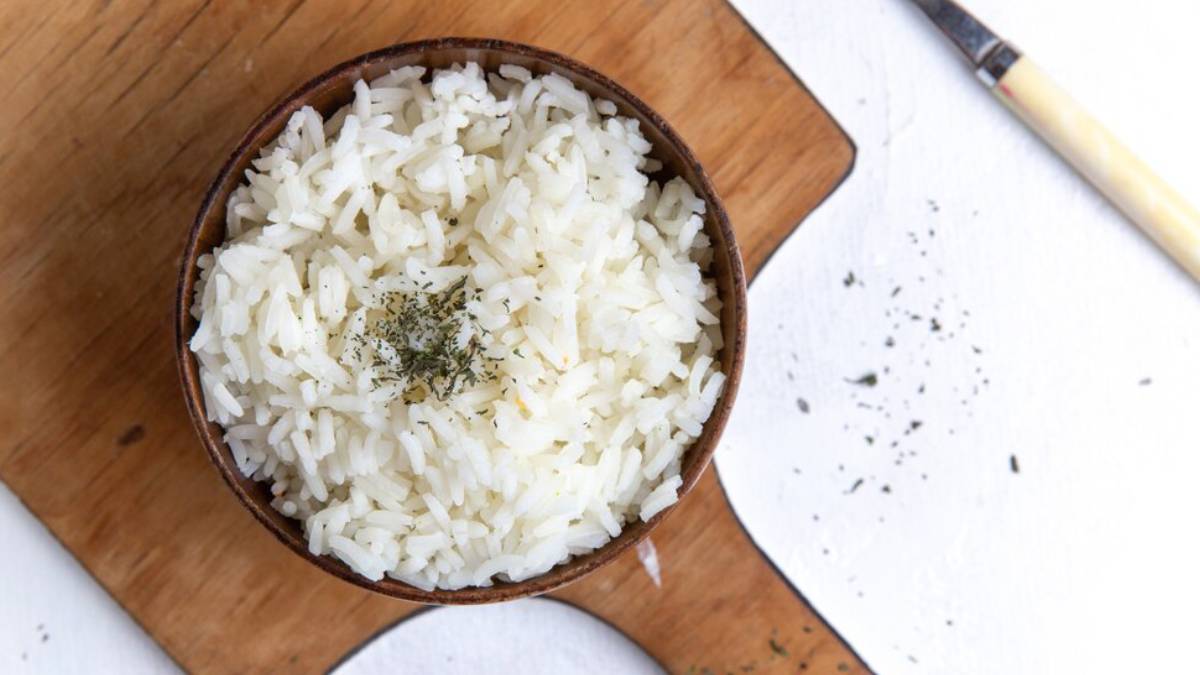 Incluir o arroz integral na dieta é uma forma simples de melhorar a saúde sem abrir mão de um alimento tão versátil.