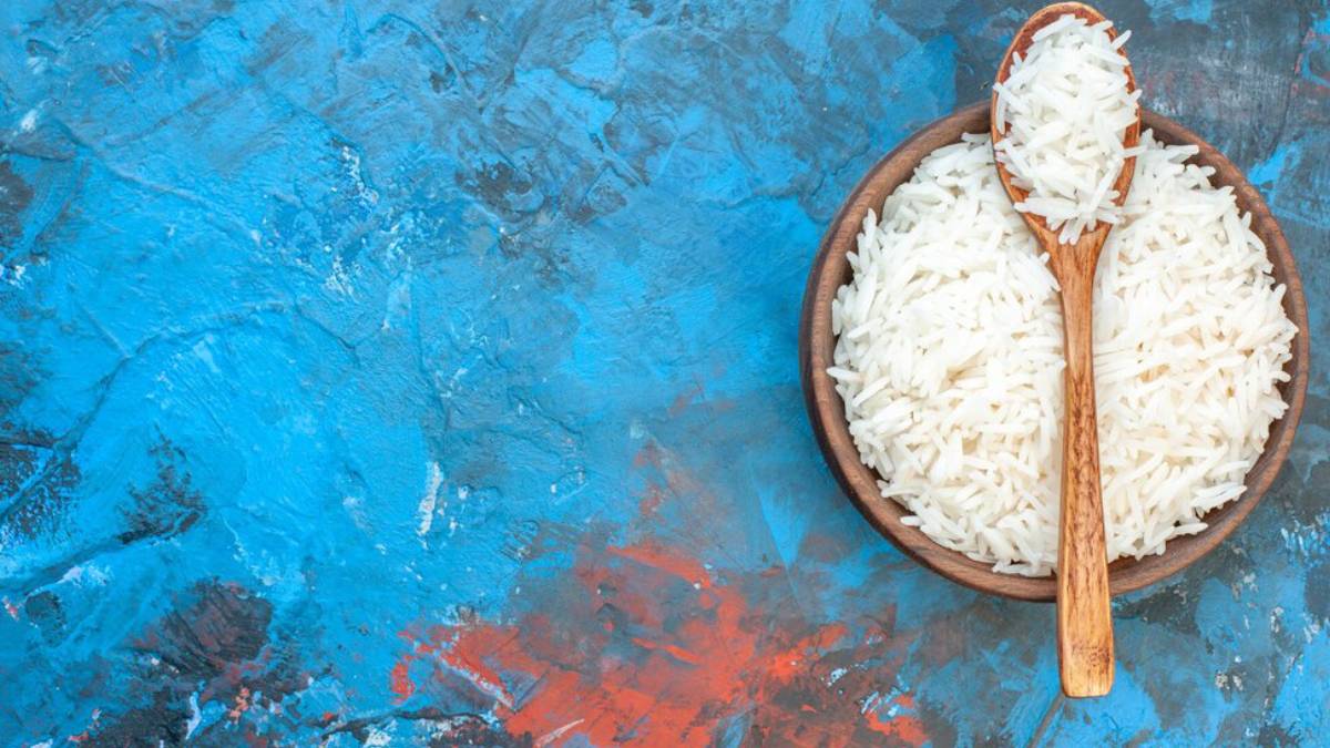 O consumo excessivo de arroz branco pode trazer riscos à saúde, como diabetes e ganho de peso. Por isso, é importante explorar formas de preparo que reduzam seus efeitos negativos. (Fotos: Freepik)