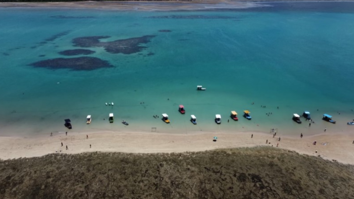No município de São Miguel dos Milagres, as Coroas de São Bento são formações rochosas que criam piscinas naturais de águas cristalinas. O local é um segredo bem guardado. Foto: Reprodução/Youtube/de repende nomades