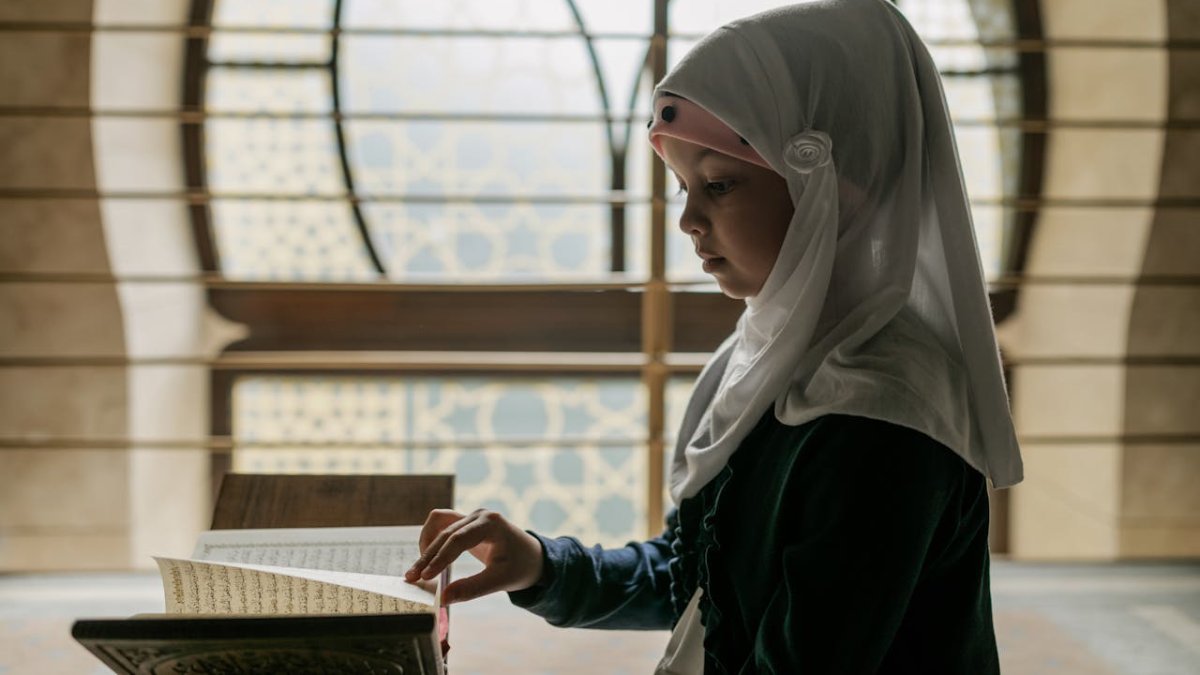 8- O uso do hijab passa a ser obrigatório, segundo o Alcorão, depois da primeira menstruação da menina. Nesse momento, é entendido que ela se torna uma mulher (Foto: Alena Darmel/Pexels)