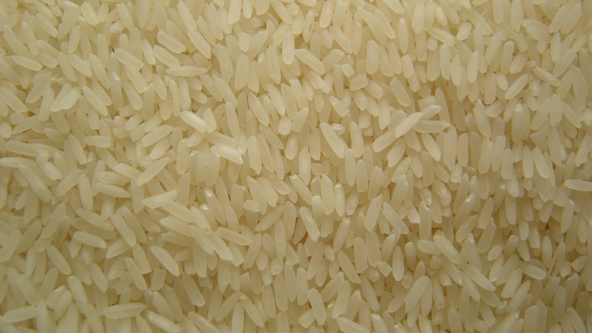 Arroz também absorve bem água e é utilizado para secar celulares quando caem na água. Imagem: PxHere