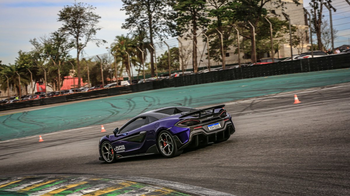 Superesportivos da Porsche, Corvette, Nissan e Lancer também estarão disponíveis. /Foto: Divulgação