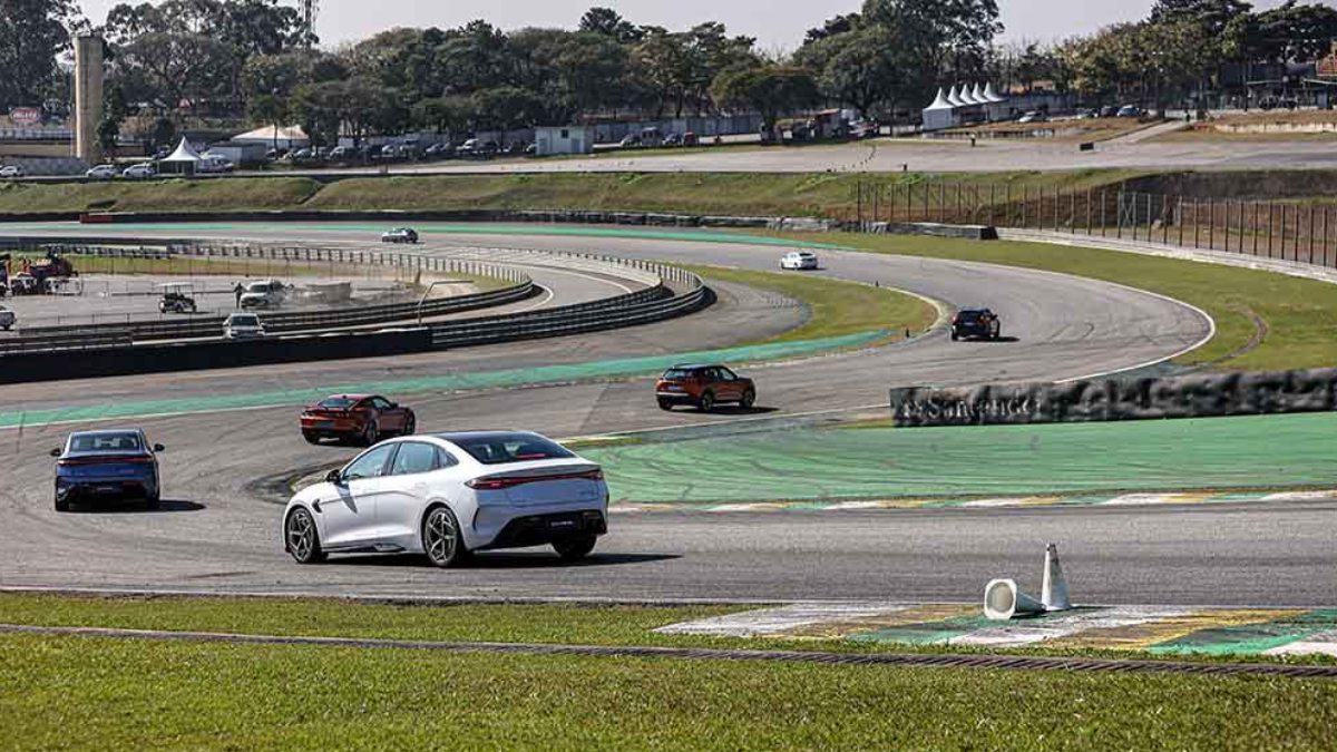 Visitantes podem dirigir superesportivos da Ferrari, Lamborghini e McLaren. /Foto: Divulgação
