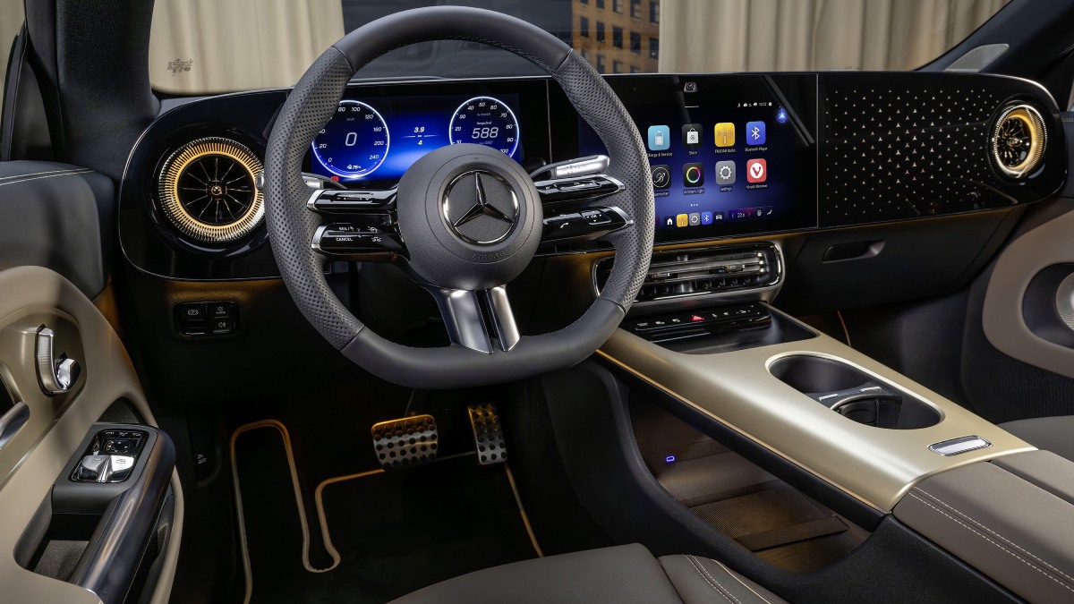 Carro vêm com auxílio de oito câmeras, doze sensores ultrassônicos e um supercomputador refrigerado a água. /Foto: Divulgação