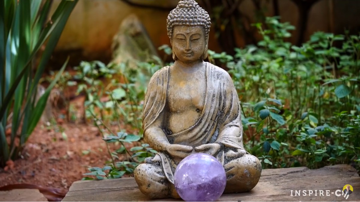 A posição de meditação é tradicional e vem da época do buda