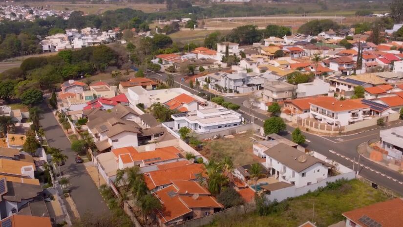 Com uma população de 110,5 mil habitantes, Paulínia abriga a Refinaria Paulínia (Replan), a maior da Petrobrás. A refinaria é responsável por 30% do refino de petróleo no Brasil.