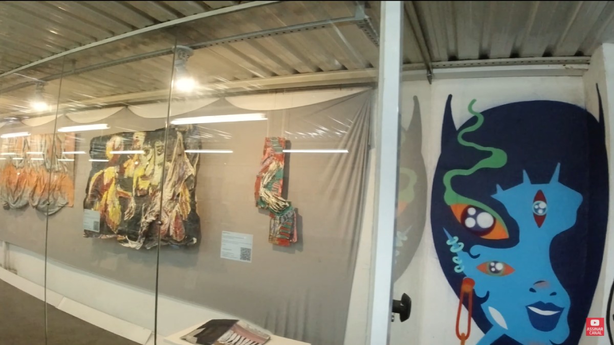 A Passagem Literária da Consolação também possui obras visuais e grafites (Foto: Reprodução/Youtube)
