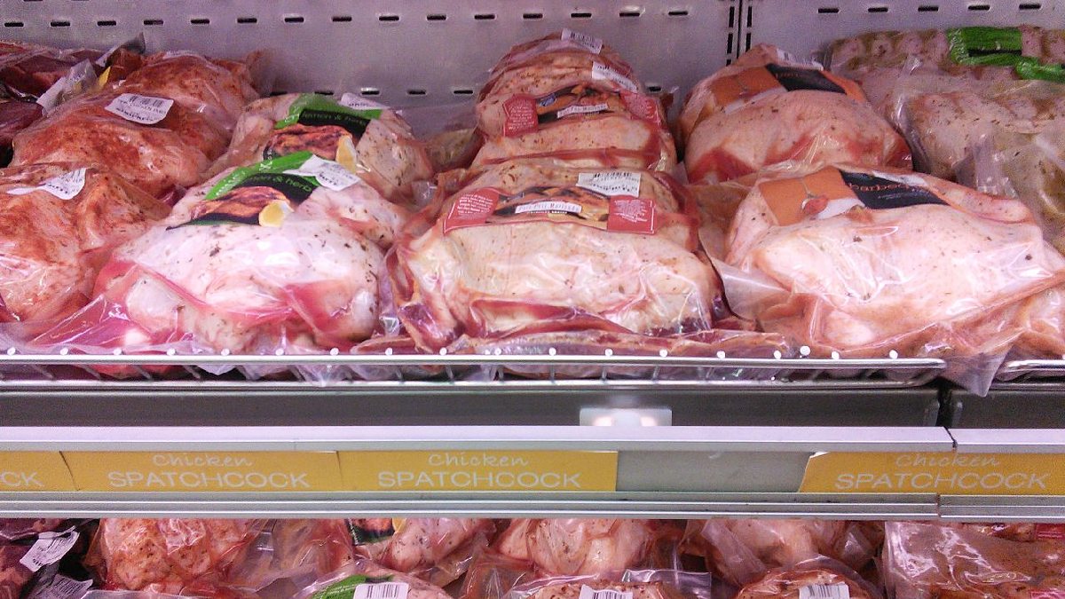 Carne deve ser mantida no congelador e retirada apenas antes da preparação. Imagem: Flixtey/Wikimedia Commons