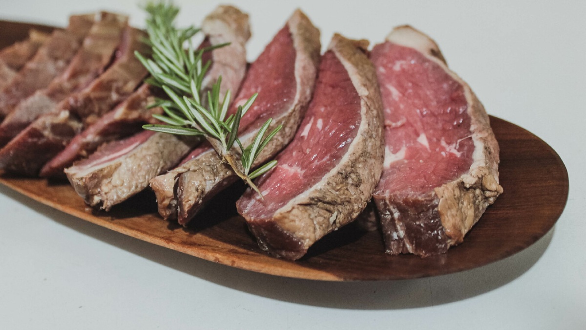 Carne bovina ganha fama na internet por ser um alimento "másculo". Imagem: PxHere