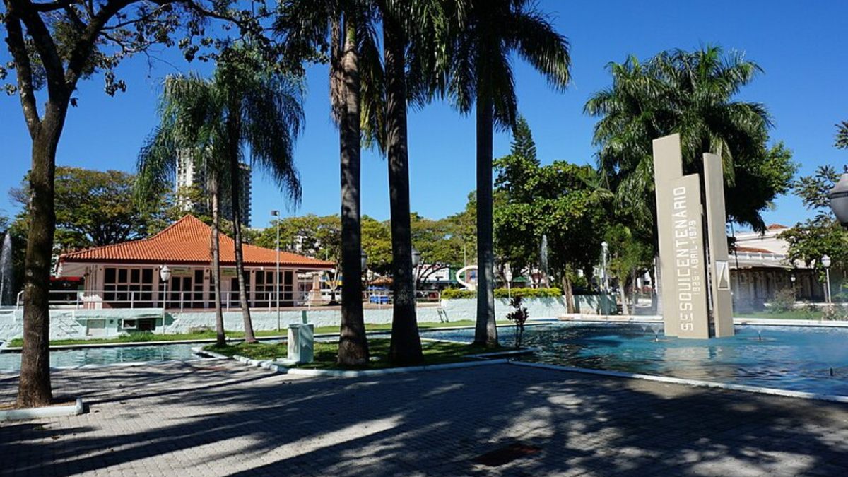 Se a ideia é curtir atividades ao ar livre, a cidade conta com trilhas e mirantes que revelam vistas incríveis da região. Foto: Wikimedia Commons