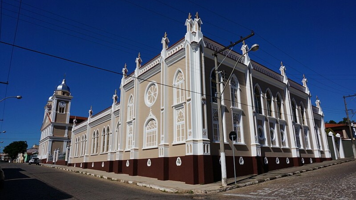 Se você busca um refúgio perto da capital, essa cidade é uma excelente escolha. Prepare seu roteiro e descubra tudo o que esse destino encantador tem a oferecer! Foto: Wikimedia Commons