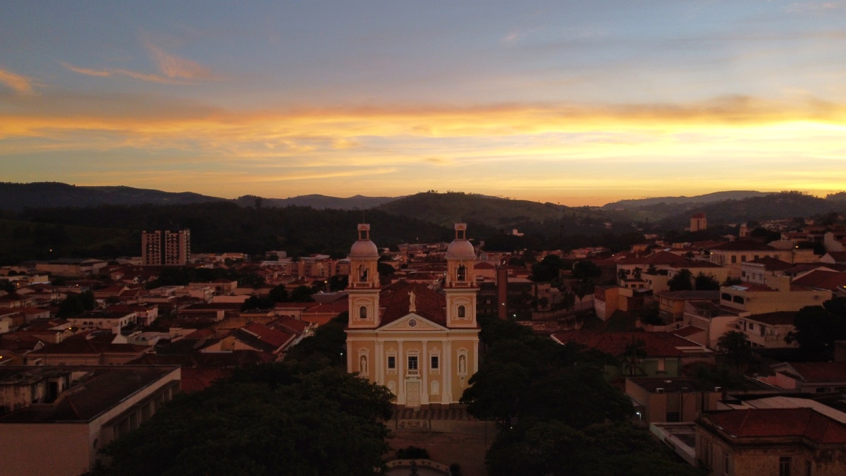 Entre os pontos turísticos imperdíveis está a Catedral Nossa Senhora do Amparo, com seu interior ricamente decorado e eventos religiosos e culturais ao longo do ano. Foto: Wikimedia Commons