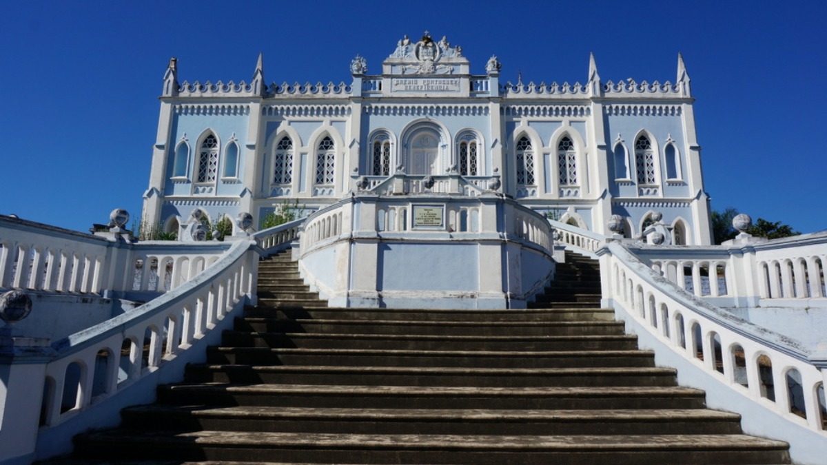 Fundada em 1829, a cidade de Amparo mantém sua essência colonial, visível nas igrejas, praças e fazendas centenárias. Foto: Wikimedia Commons