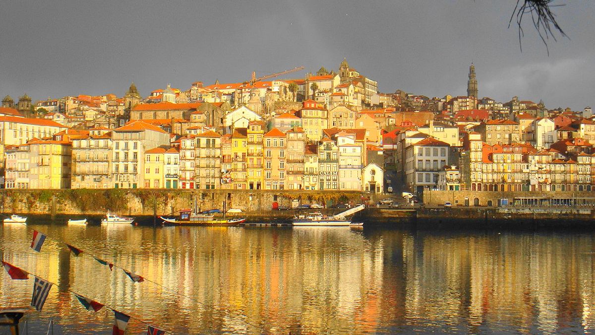 A pedra parideira se localiza a 60 quilômetros da cidade do porto. Imagem: Gustavo Motta/Wikimedia Commons