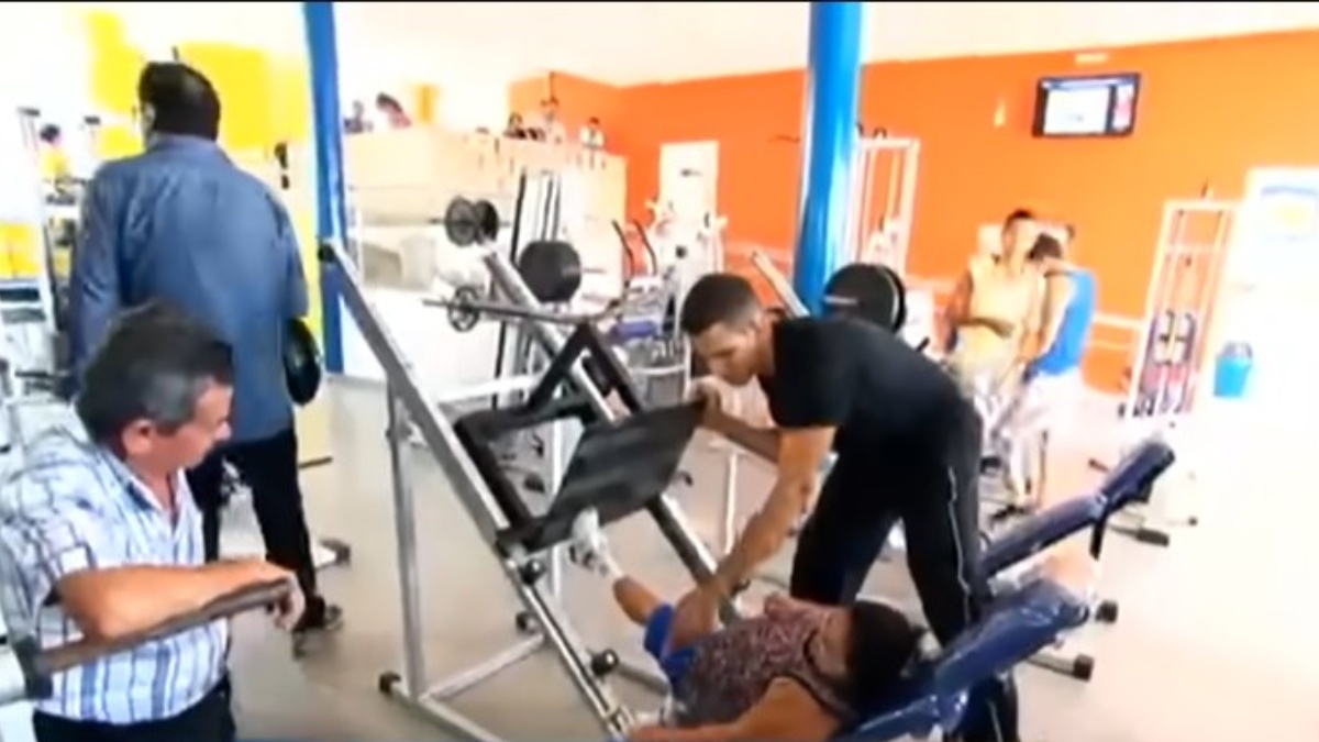 Os moradores com nanismo de Itabaianinha sempre buscaram uma vida ativa. Eles trabalham como professores, artesãos, feirantes e até participaram de competições esportivas internacionais. Foto: Reprodução/Youtube/Domingo Show