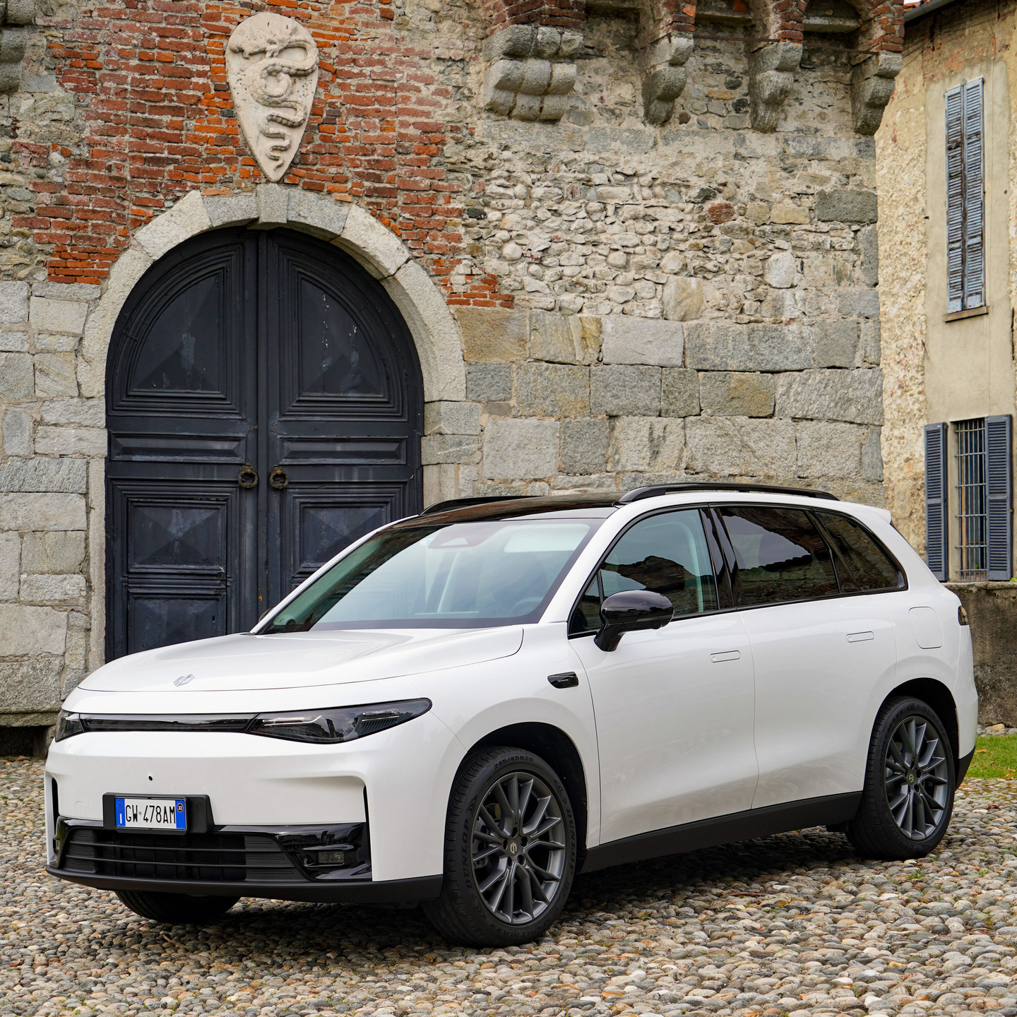 SUV elétrico tem carregador CA de 6,6 kW que permite reabastecimento de 30% a 80% da capacidade da bateria em cerca de seis horas. Foto: Divulgação