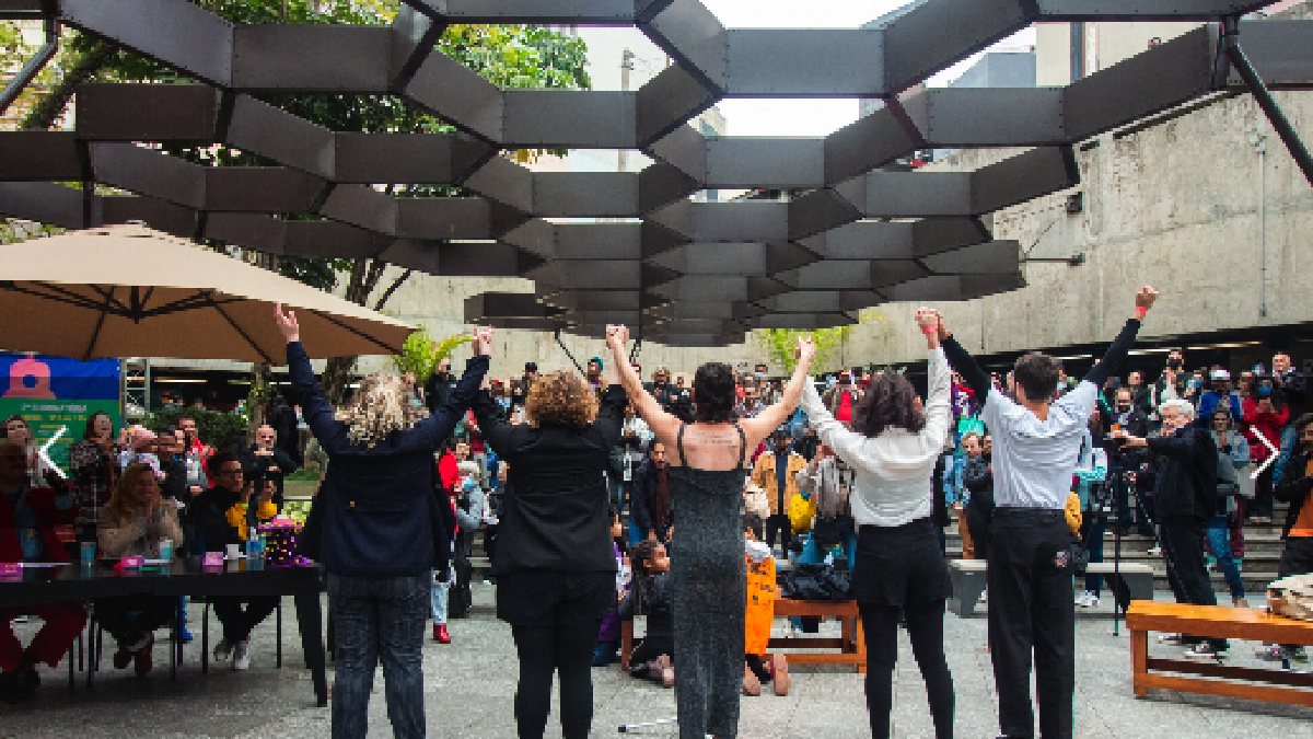 A Praça da Colmeia recebe diversas apresentações culturais