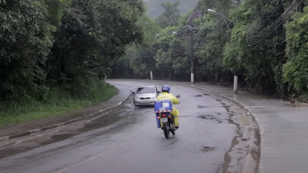 Os moradores vivem na região desde 1973, e inicialmente a única forma de sair era de carro, mas agora já existe transporte público, apesar de ser relativamente fácil apenas para sair devido à mão única da Marginal. Voltar para o bairro de transporte público já é mais complicado.