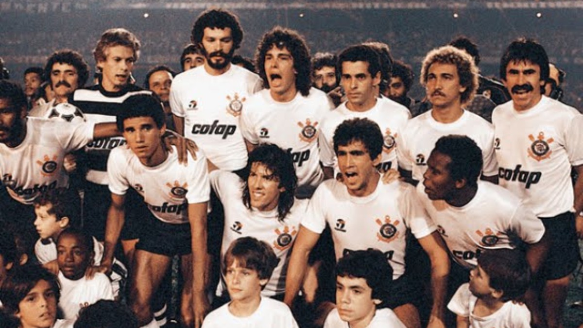 Em 1983, o Corinthians conquistou o bicampeonato paulista ao superar o São Paulo na final, em plena era da Democracia Corintiana, com Sócrates como protagonista. Foto: Reprodução/Internet