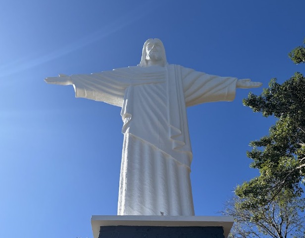 Com 1080 metros de altura, o Pico do Fonseca possui um monumento do Cristo Redentor de 18 metros. Seu acesso pode ser feito por veículo ou por teleférico. O passeio aéreo é de 1500 metros de comprimento e com uma vista panorâmica sobre a cidade - (Reprodução)