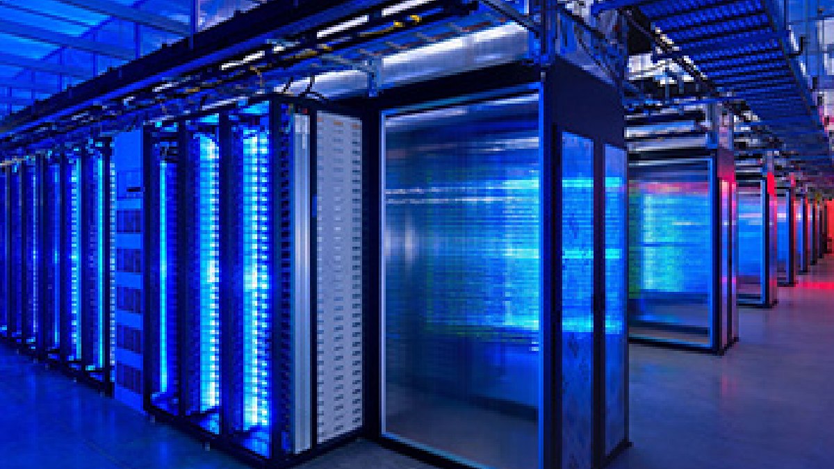 Clusters de computadores utilizados pelas inteligências artificiais gastam muita água. Imagem: IEA-USP
