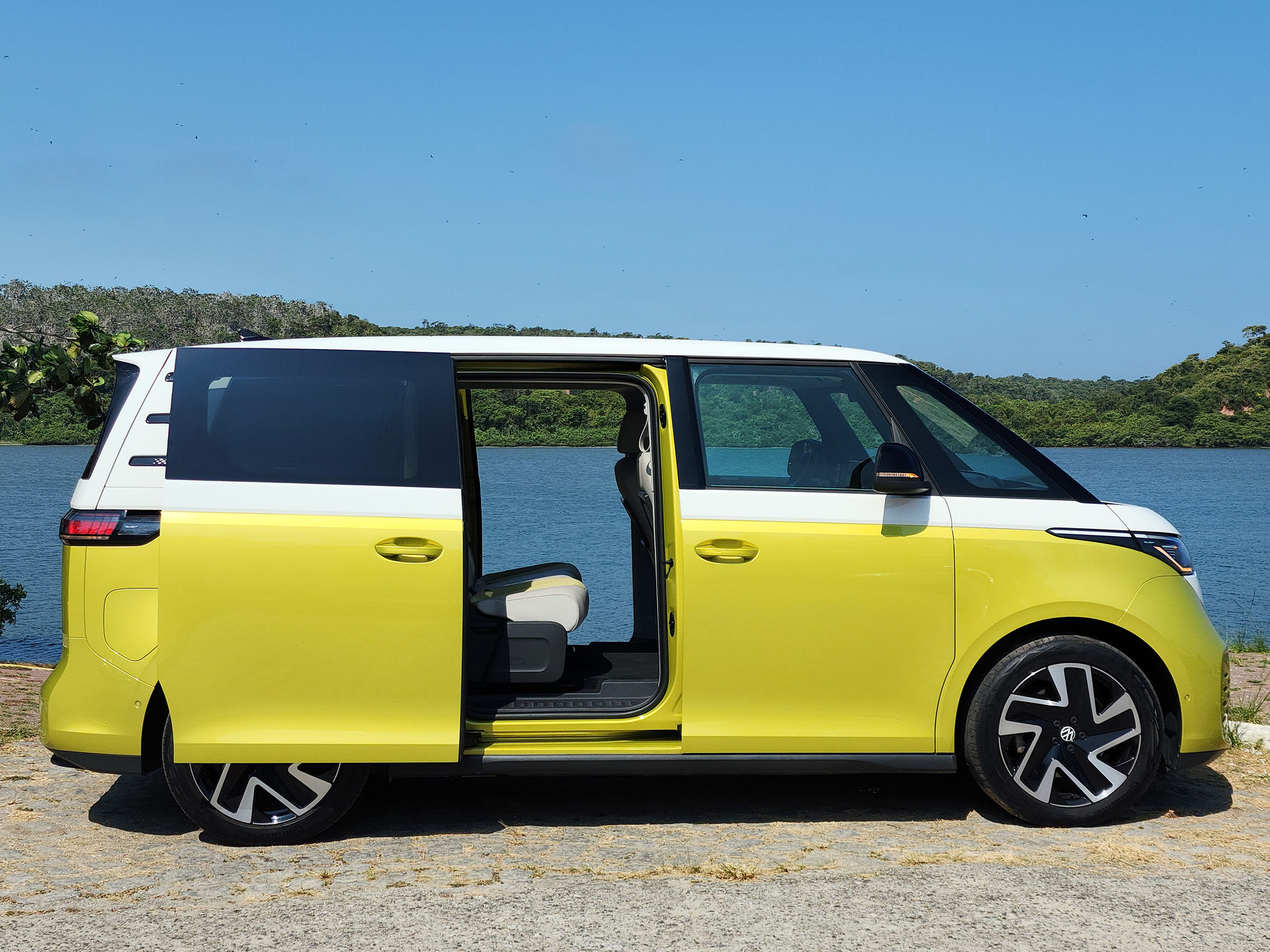 O design combina um futurismo tecnológico explícito com detalhes "vintage" sob alguns ângulos. Foto: Luiza Kreitlon/AutoMotrix