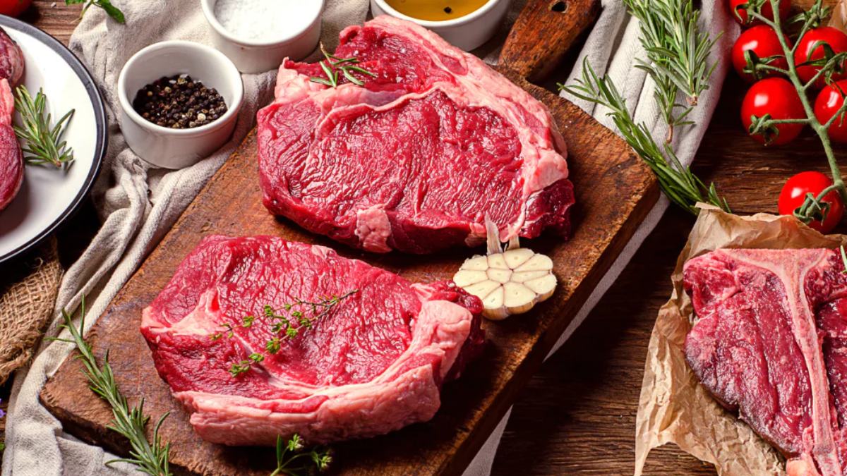 Especialistas alertam que deixar alimentos em temperatura ambiente por mais de quatro horas é um erro grave. Foto: Canva