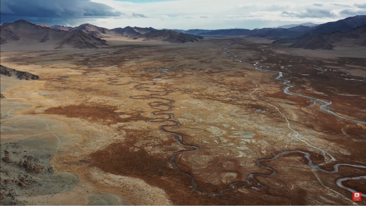 O deserto de Gobi, na Mongólia, une areia e neve