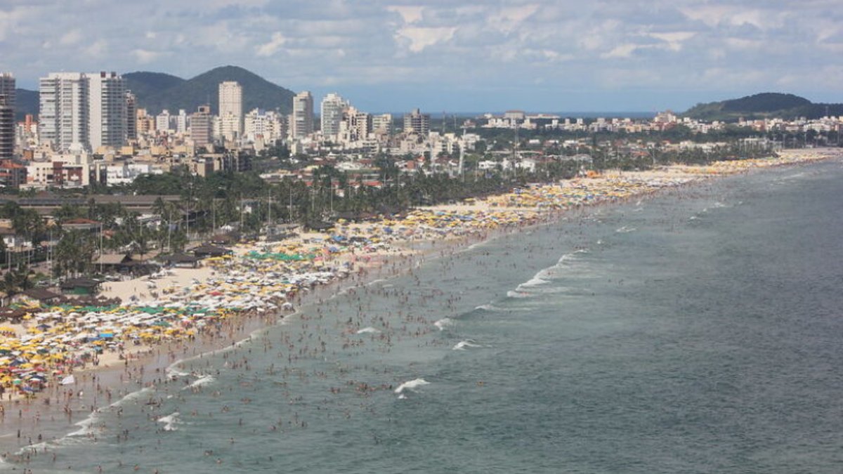 Segundo a Cetesb, água imprópria contém mais de 100 colônias de bactérias a cada 100 ml. A Praia do Perequê foi considerada imprópria 51 vezes em 52 semanas. Foto: Divulgação/PMG