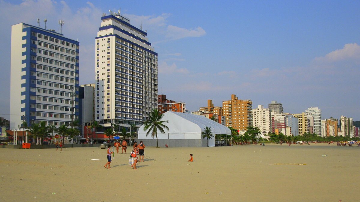 A Praia do Boqueirão hoje tem muitos prédios altos, como disse Caio Castro (Foto: Enioprado/Wikimedia Commons)
