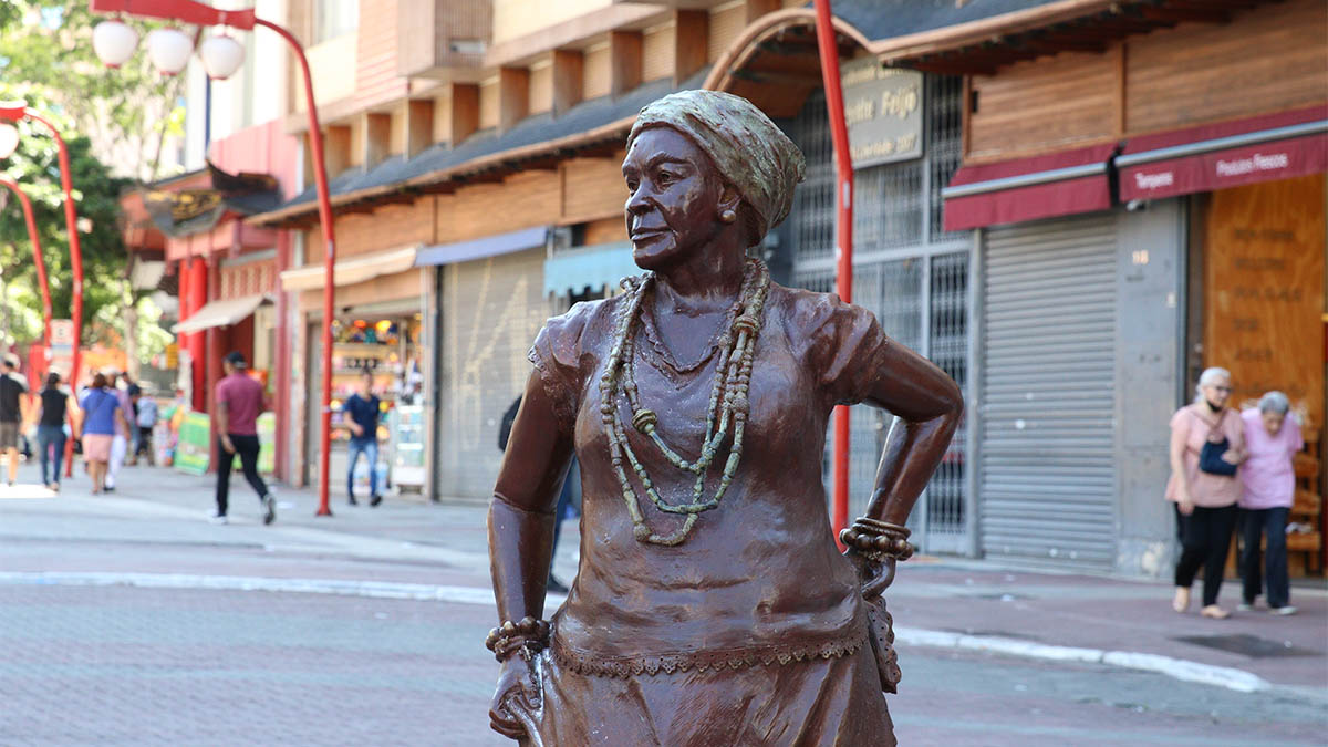 Inaugurada em 2022, a estátua de bronze de Madrinha Eunice é uma homenagem à ativista do movimento negro e sambista Deolinda Madre - Foto: Rovena Rosa/Agência Brasil