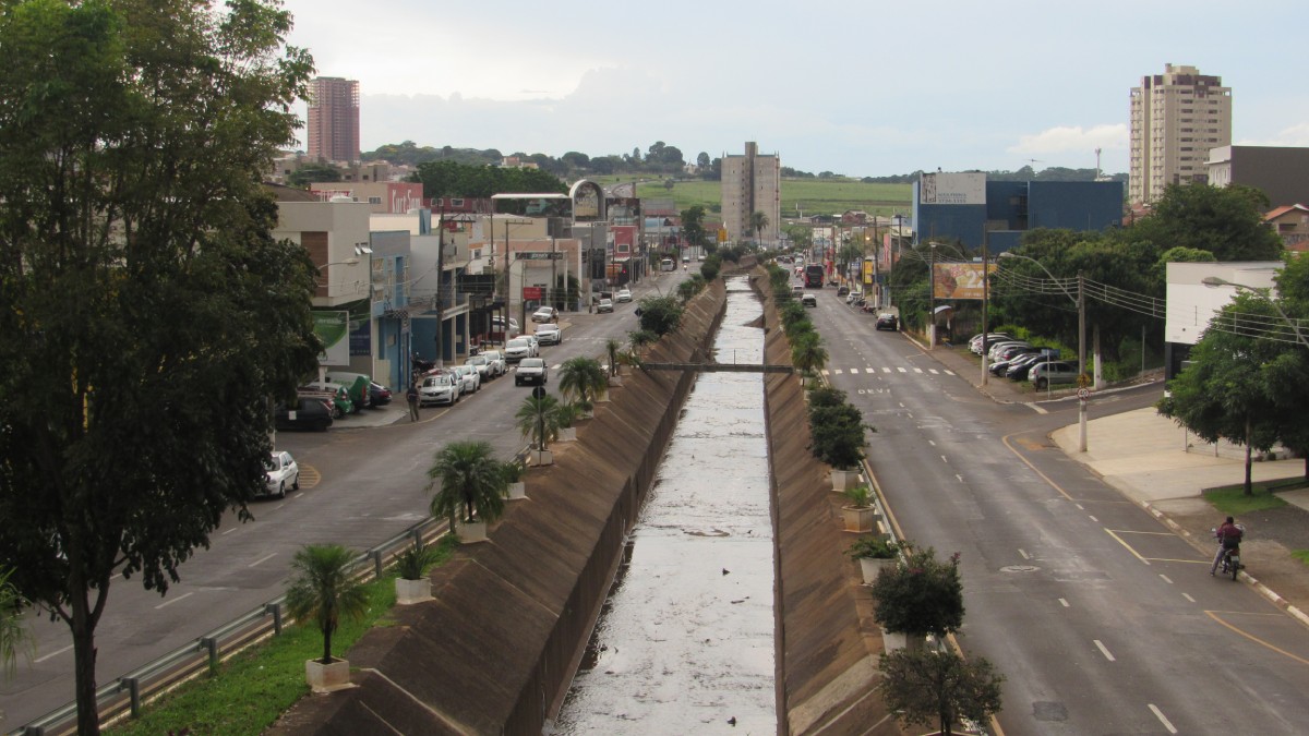 Franca é reconhecida como um dos maiores polos calçadistas da América Latina, abrigando mais de mil indústrias do setor, incluindo marcas renomadas como Calçados Netto, Calvest, Ferracini e Carmen Steffens. Foto: Wikimedia Commons