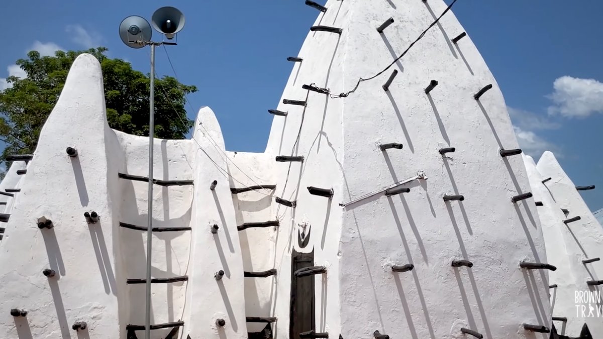 Prédios da época da colonização são conservados em Gana (Fotos: Reprodução/Youtube)