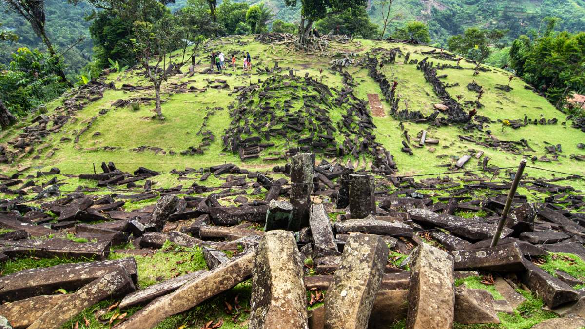 Porém, a teoria defendida pelos pesquisadores indonésios sugere que a complexidade arquitetônica de Gunung Padang poderia indicar uma civilização avançada muito anterior ao que se acreditava. Foto: Wikimedia Commons