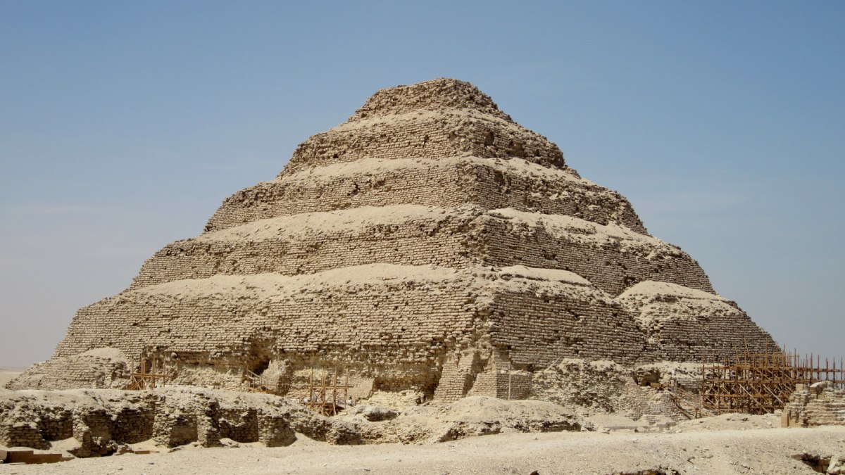 As pirâmides mais antigas já conhecidas eram atribuídas à civilização egípcia, como a pirâmide escalonada do rei Djoser (na foto acima), erguida há cerca de 4,6 mil anos. Foto: Wikimedia Commons